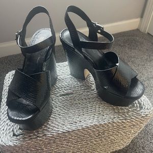 Fabulous MK Black Shiny embossed leather platform sandals with leather soles